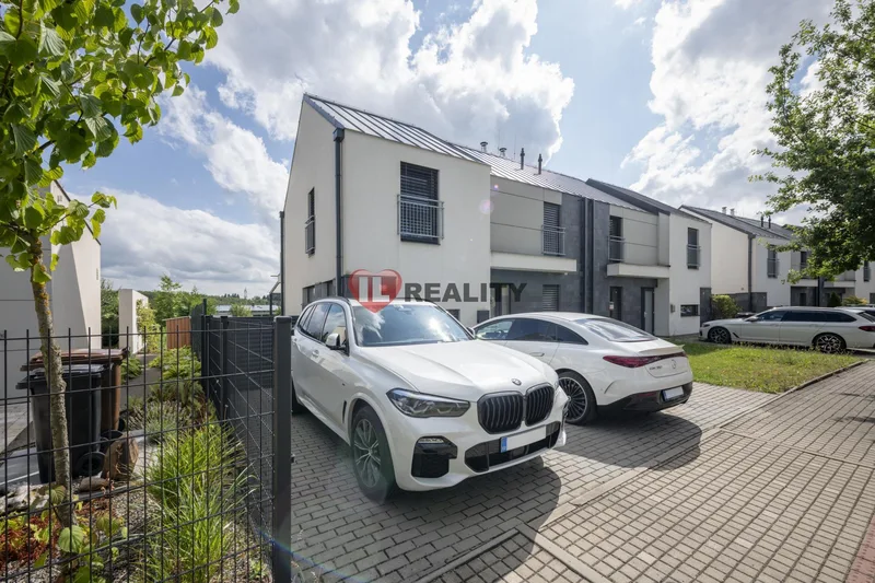 Rodinný dům 4+kk s bazénem, saunou a krásně upravenou zahradou, pozemek 586m2, Vysoký Újezd