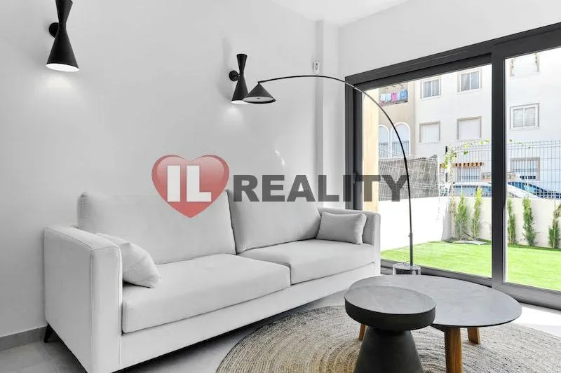 Prodej Torrevieja, moderní apartmán 1NP, 3+kk, 150m2, terasa, zahrada, bazén, parkování, posilovna — fotografie 1